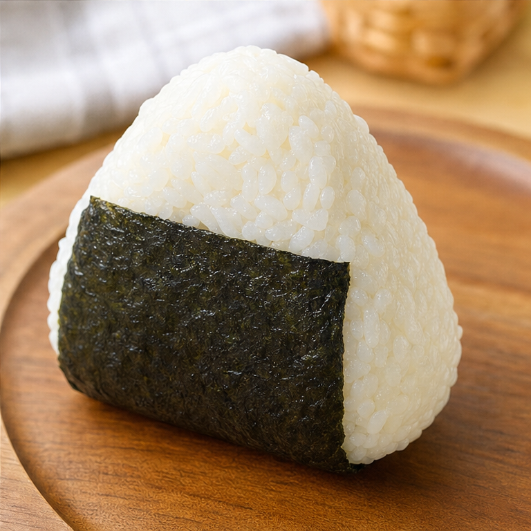 おにぎりには、のりをまくことがあります。
のりは、黒っぽくて、うすい食べものです。
のりを持つと、ごはんが手につきにくいです。