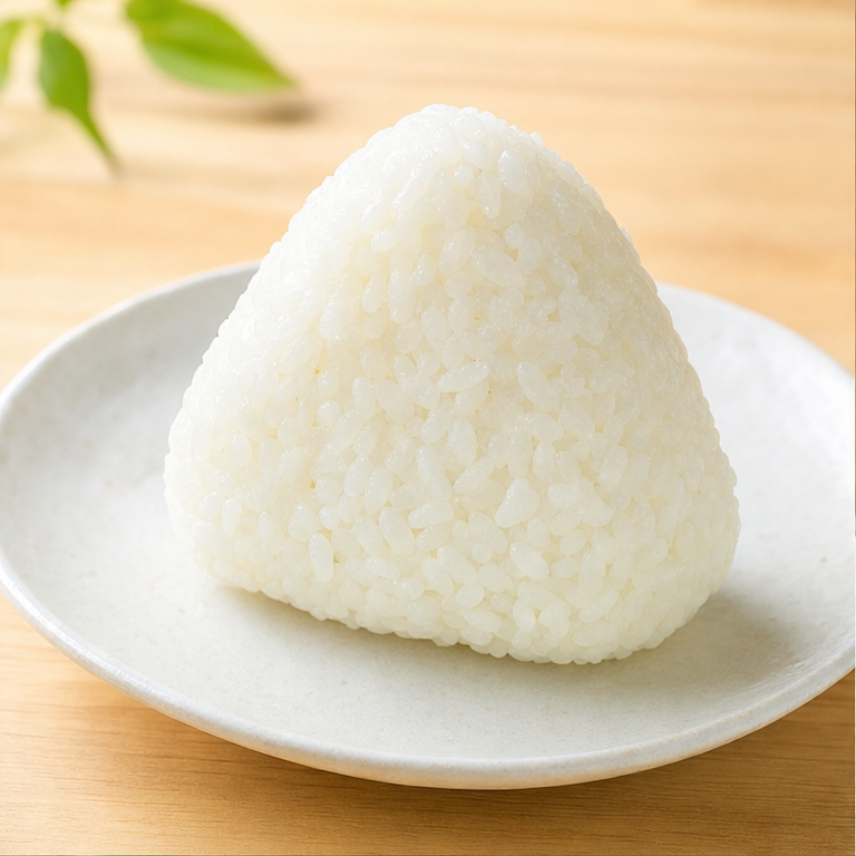 おにぎりは、ごはんをにぎって作る食べものです。
三角や、まるい形のおにぎりがあります。
手で持って、食べやすいです。